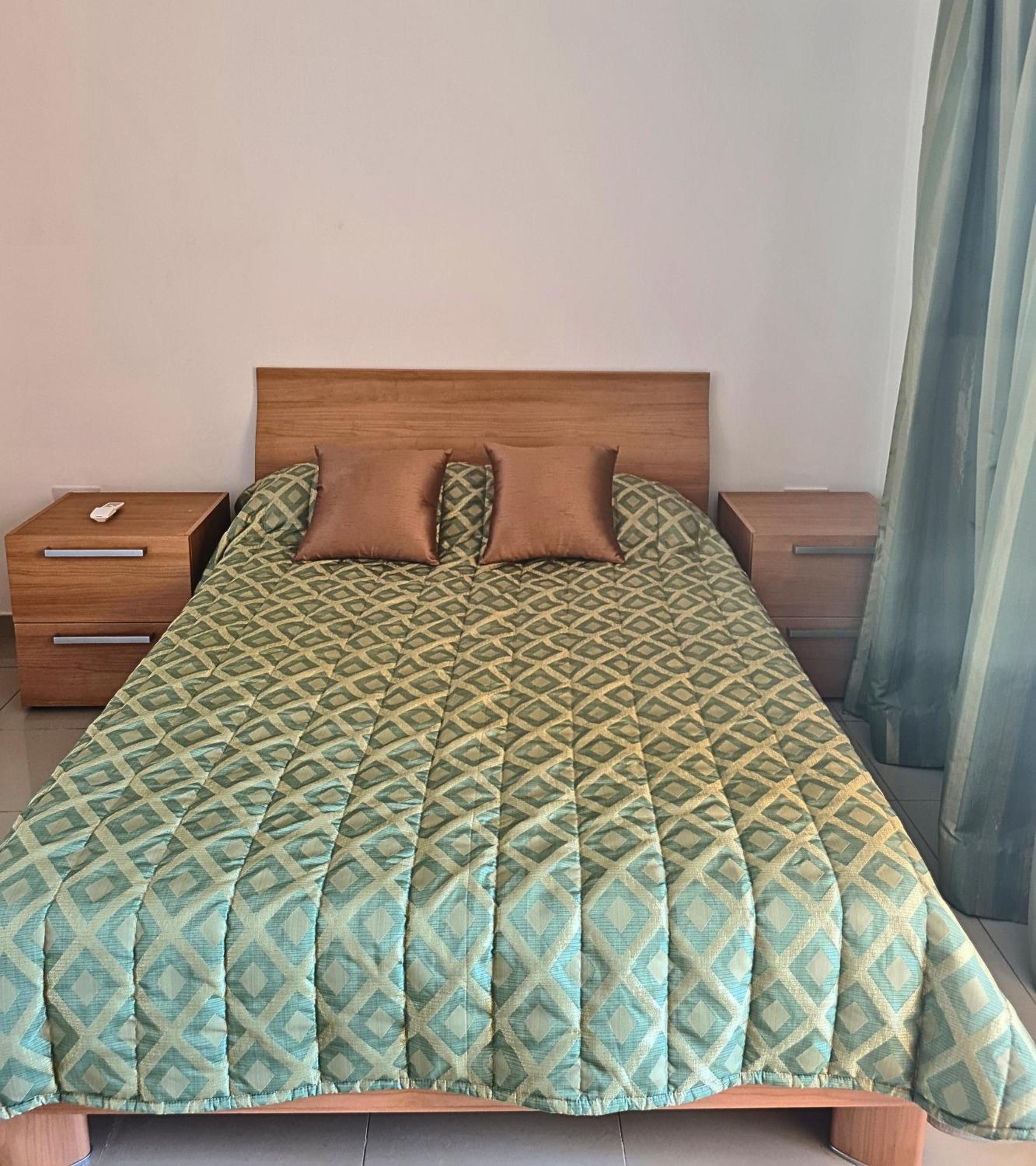 2 Bedroom Seafront Duplex Penthouse In The Heart Of Spinola Bay Saint Julian's Exterior foto
